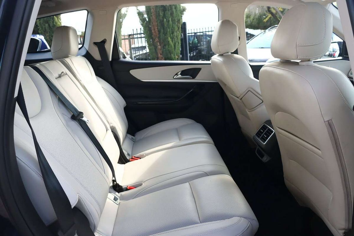 2024 Mahindra XUV700 AX7L