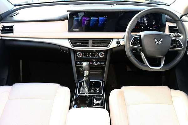 2024 Mahindra XUV700 AX7L