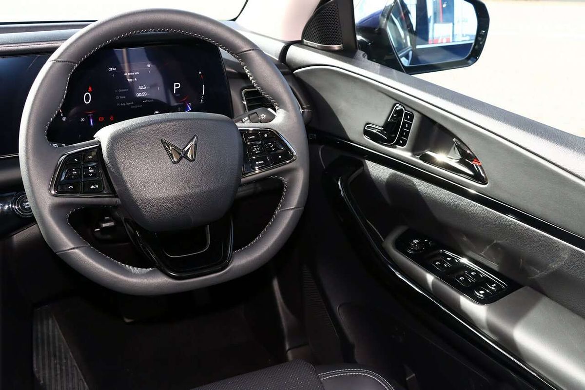 2025 Mahindra XUV700 AX7L