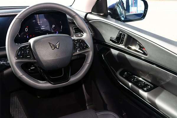 2025 Mahindra XUV700 AX7L