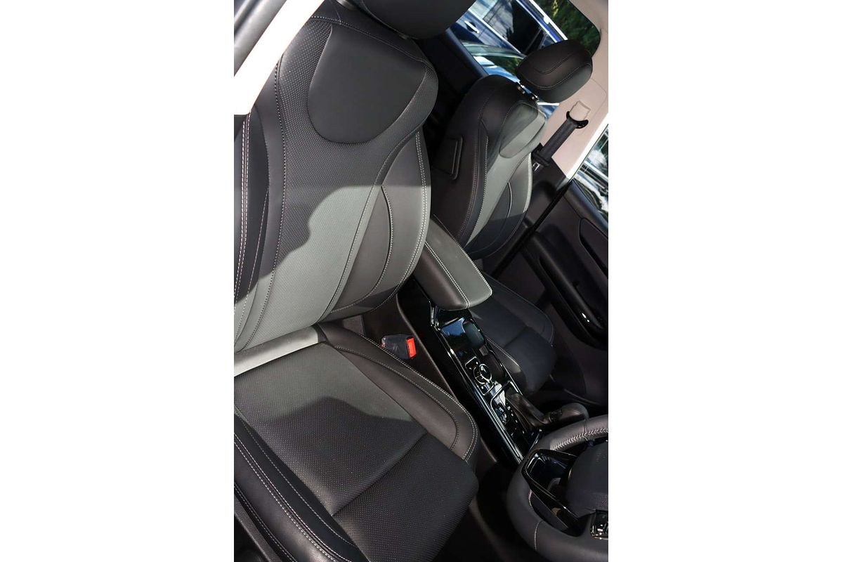 2025 Mahindra XUV700 AX7L