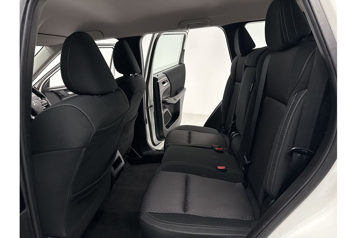 2022 Mitsubishi Outlander ES ZM