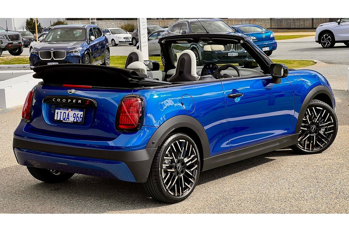 2025 MINI Cooper S Favoured F67