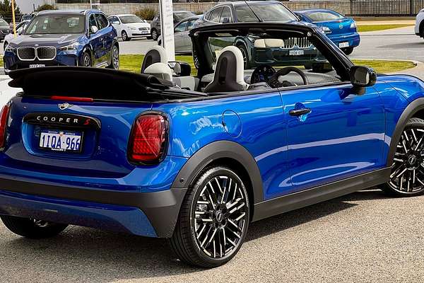 2025 MINI Cooper S Favoured F67