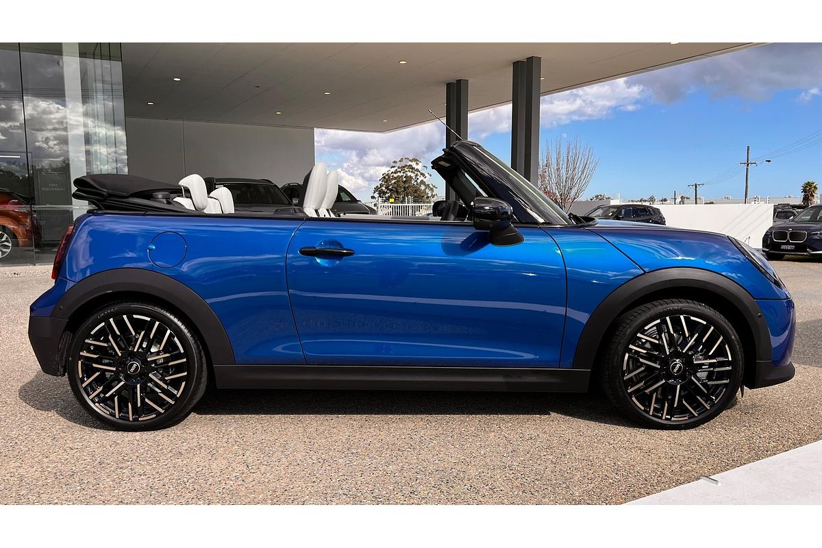 2025 MINI Cooper S Favoured F67