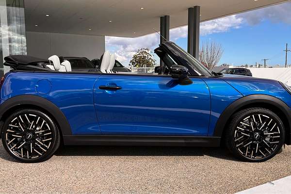 2025 MINI Cooper S Favoured F67