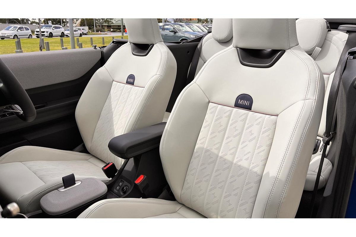 2025 MINI Cooper S Favoured F67