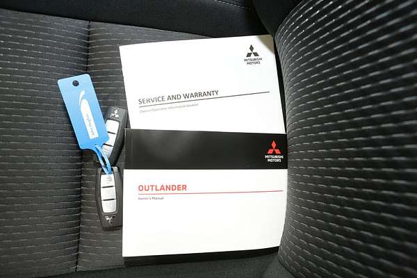 2024 Mitsubishi Outlander LS ZM