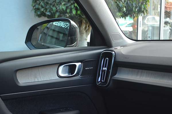 2023 Volvo XC40 Ultimate B4 Bright