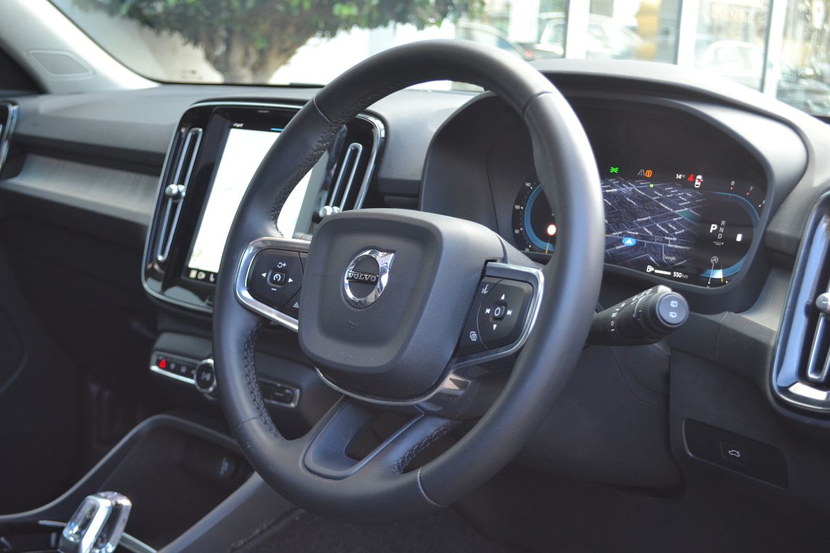 2023 Volvo XC40 Ultimate B4 Bright