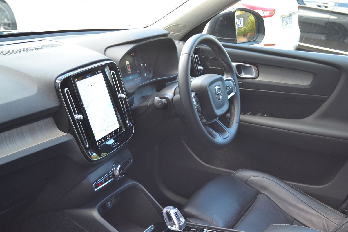 2023 Volvo XC40 Ultimate B4 Bright