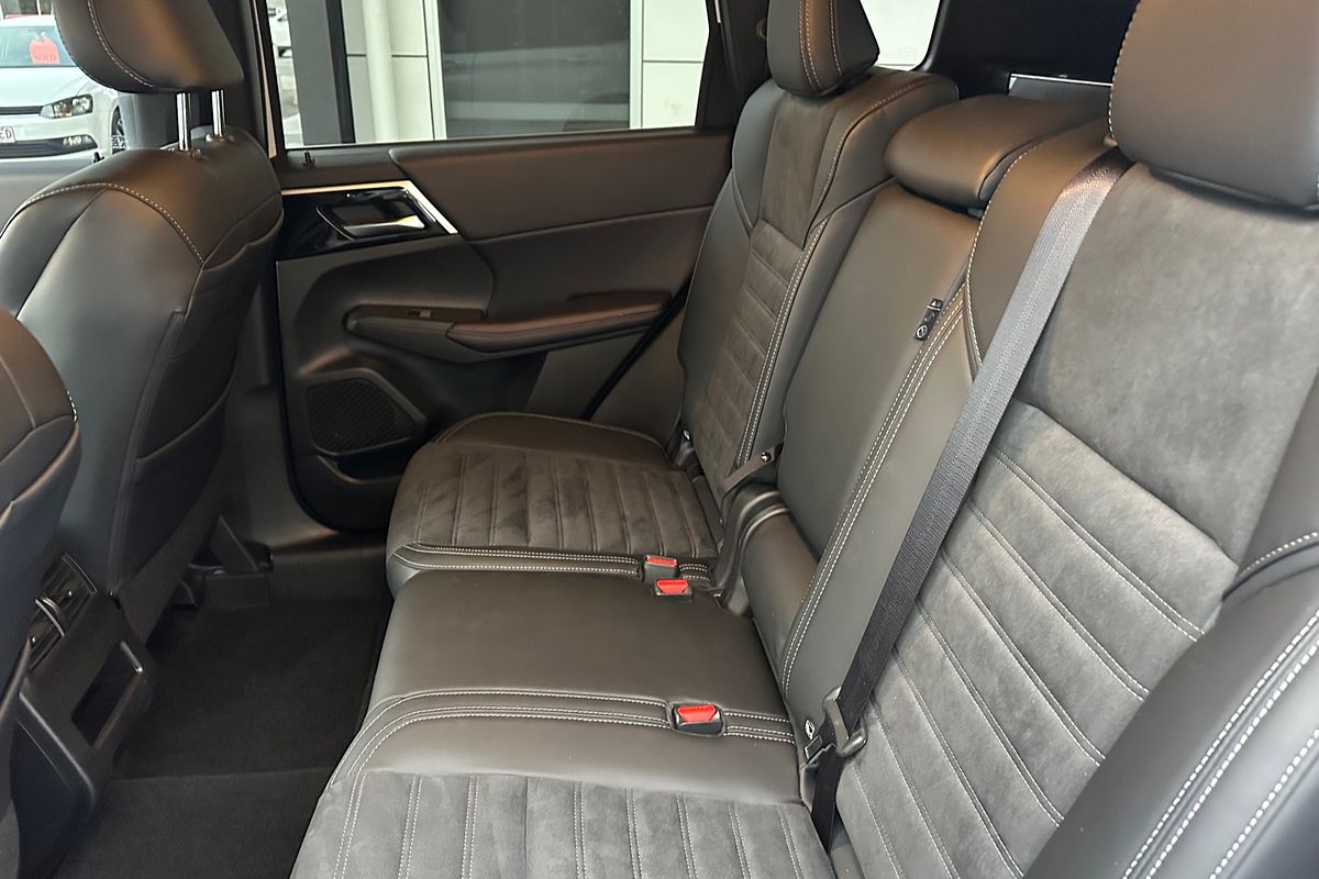 2024 Mitsubishi Outlander Black Edition ZM