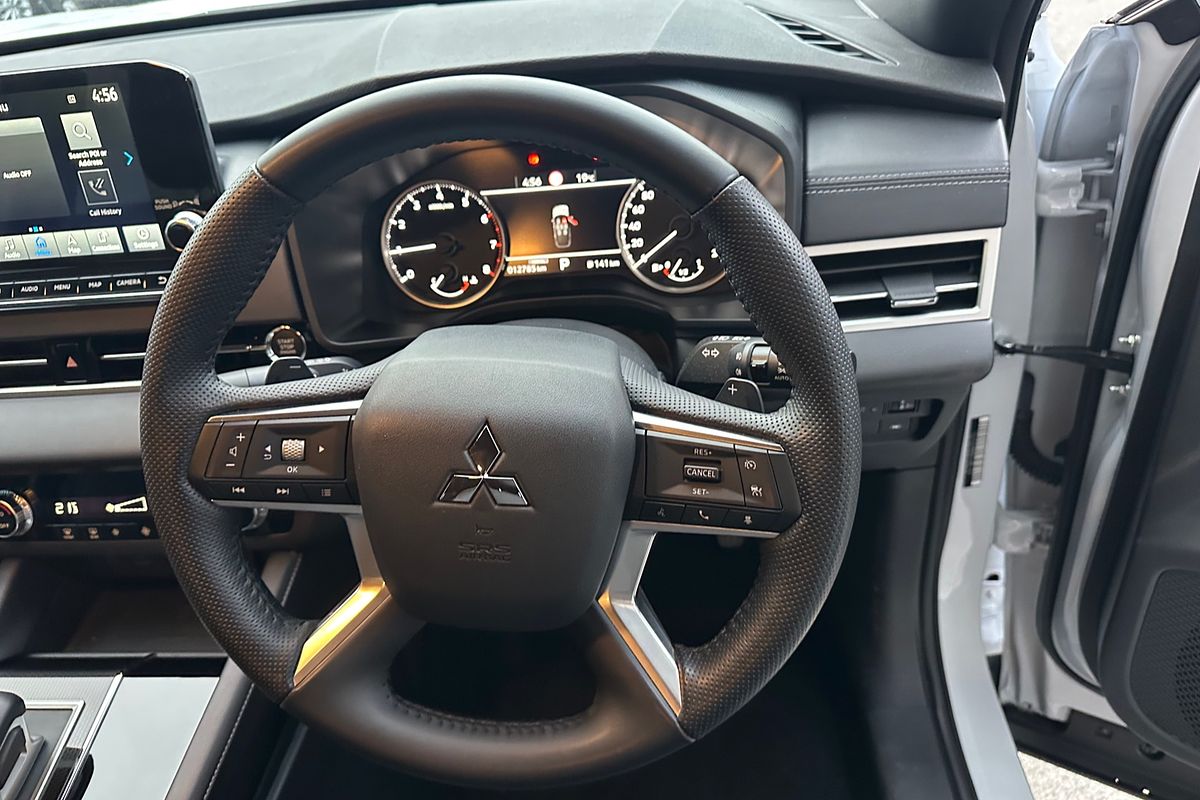 2024 Mitsubishi Outlander Black Edition ZM