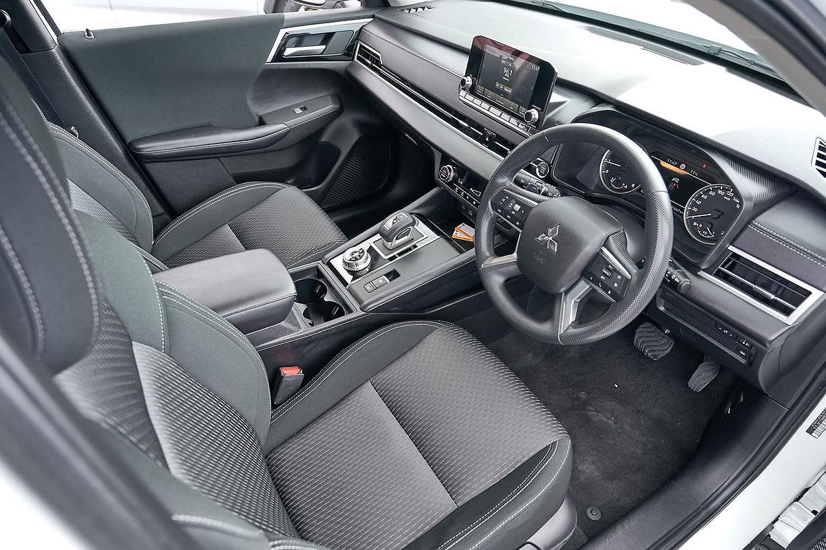 2024 Mitsubishi Outlander ES ZM