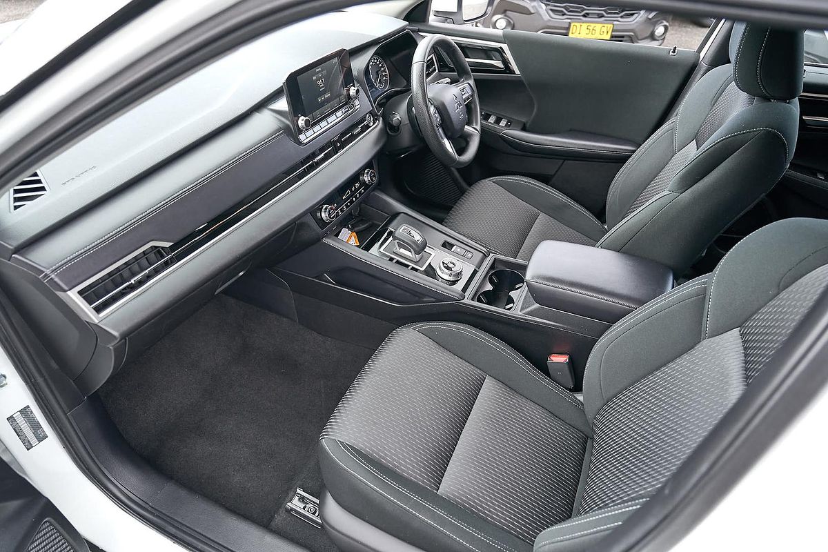 2024 Mitsubishi Outlander ES ZM