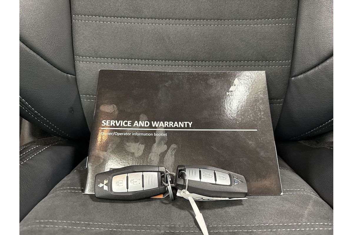 2023 Mitsubishi Outlander Black Edition ZM