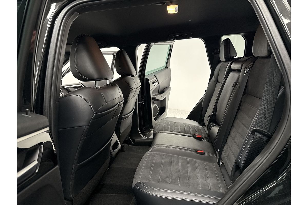 2023 Mitsubishi Outlander Black Edition ZM