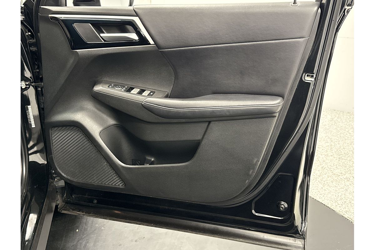 2023 Mitsubishi Outlander Black Edition ZM