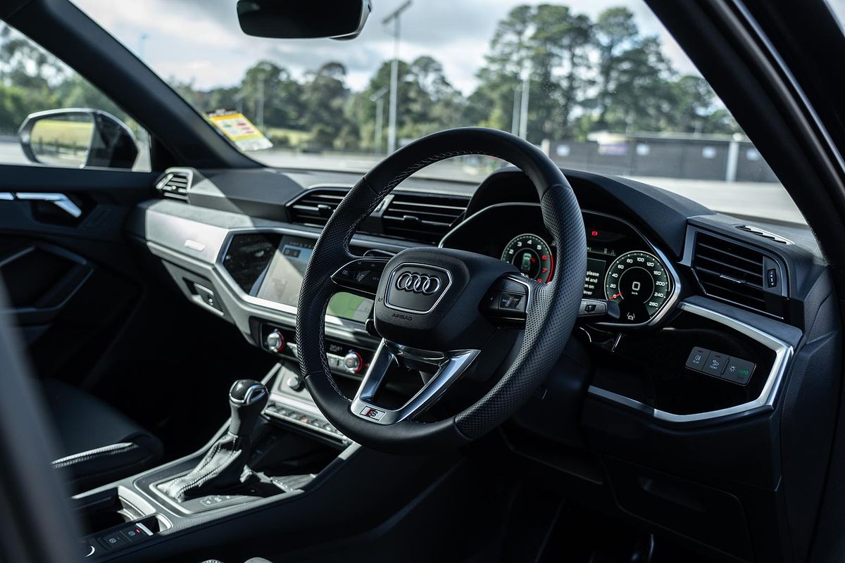2025 Audi Q3 40 TFSI S line F3