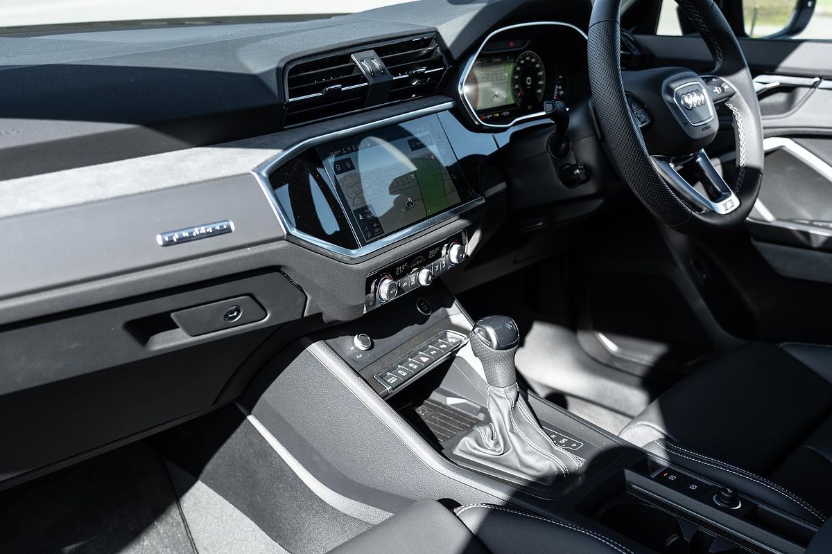 2025 Audi Q3 40 TFSI S line F3