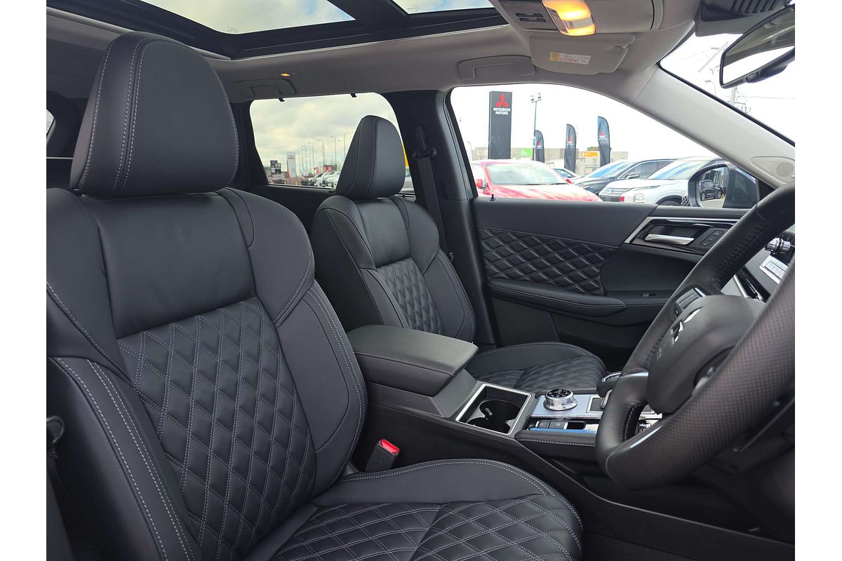 2025 Mitsubishi Outlander PHEV Exceed ZM