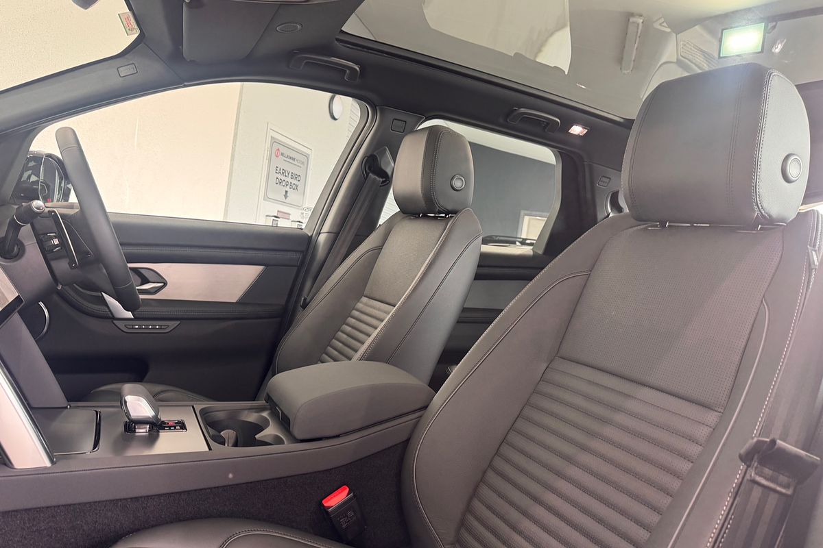 2025 Land Rover Discovery Sport P250 Dynamic SE L550