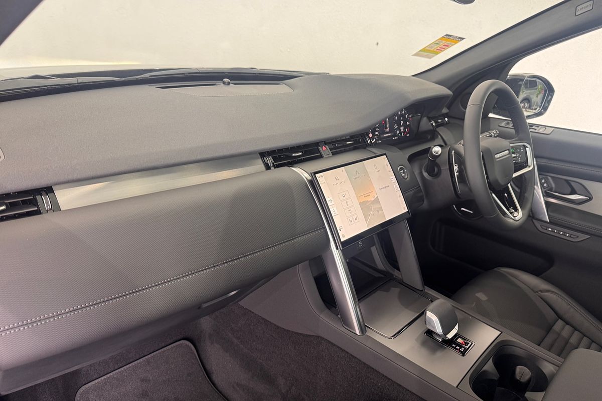 2025 Land Rover Discovery Sport P250 Dynamic SE L550