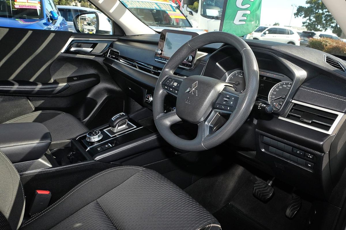 2023 Mitsubishi Outlander ES ZM