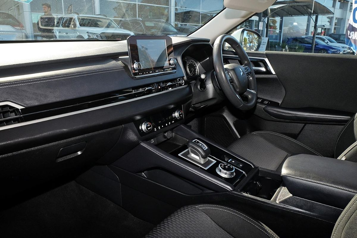 2023 Mitsubishi Outlander ES ZM