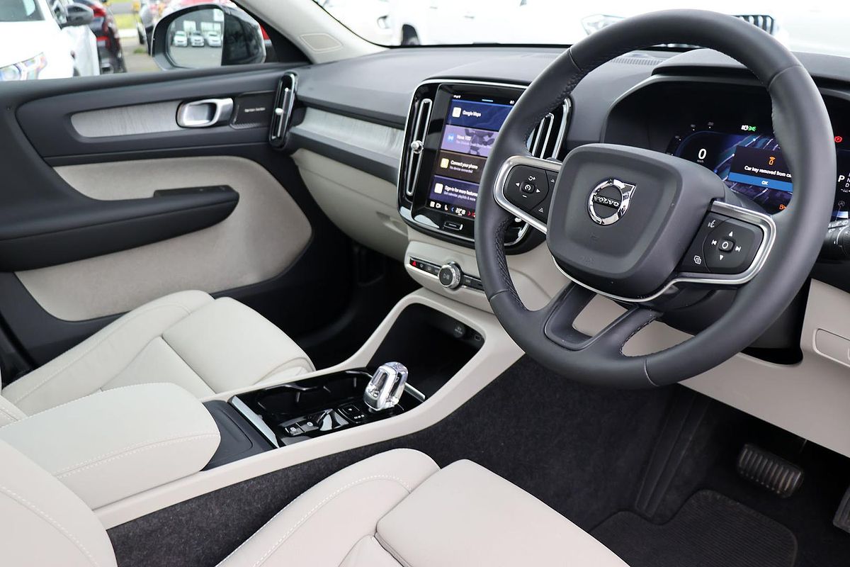 2024 Volvo XC40 Ultra B4 Dark