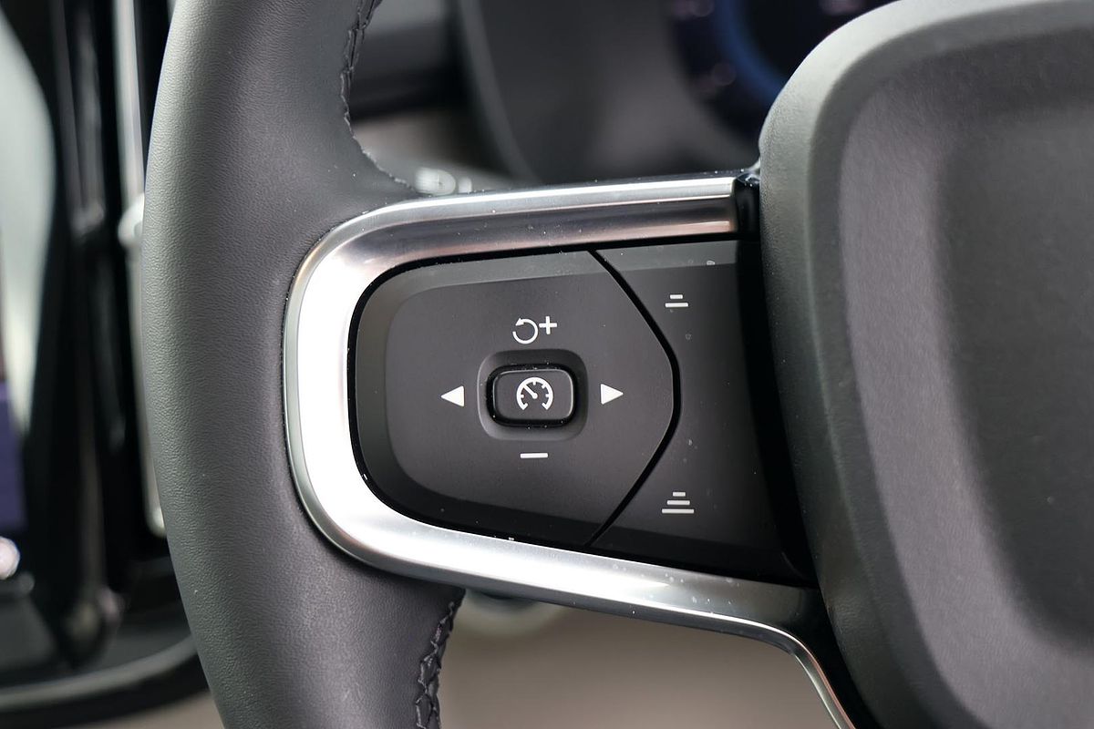 2024 Volvo XC40 Ultra B4 Dark