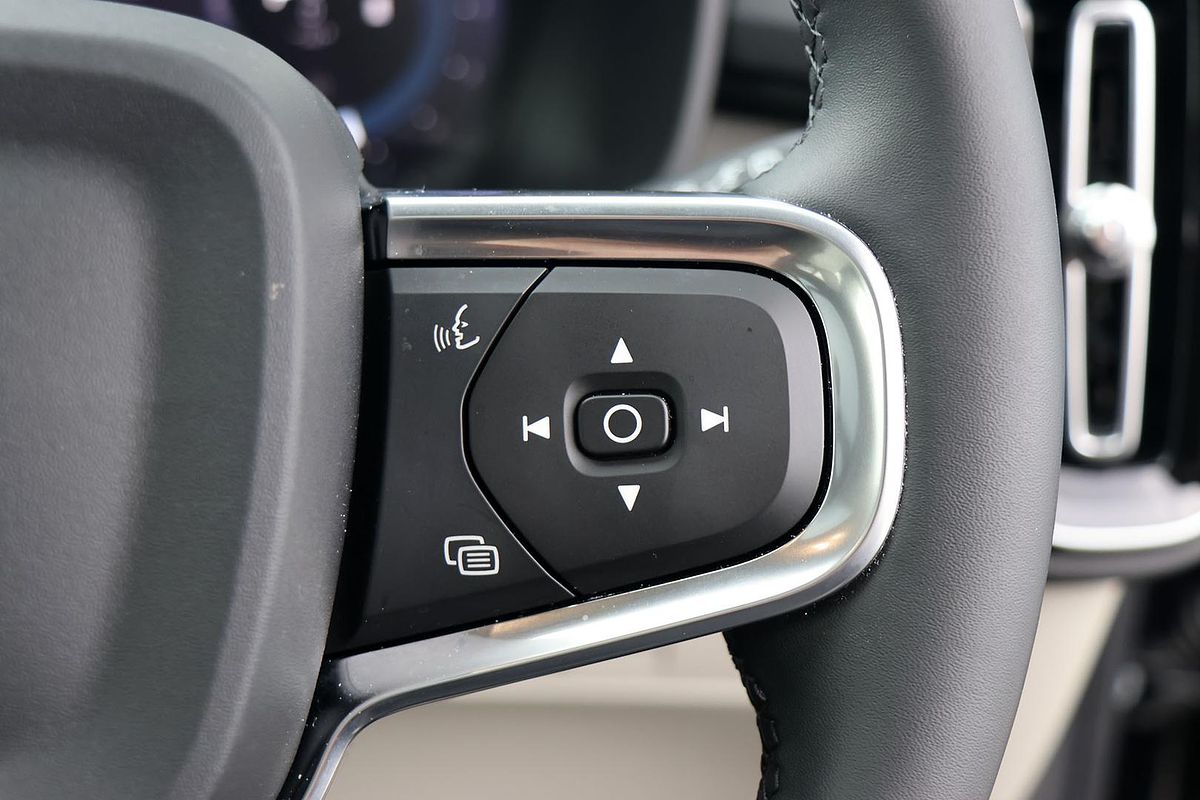 2024 Volvo XC40 Ultra B4 Dark