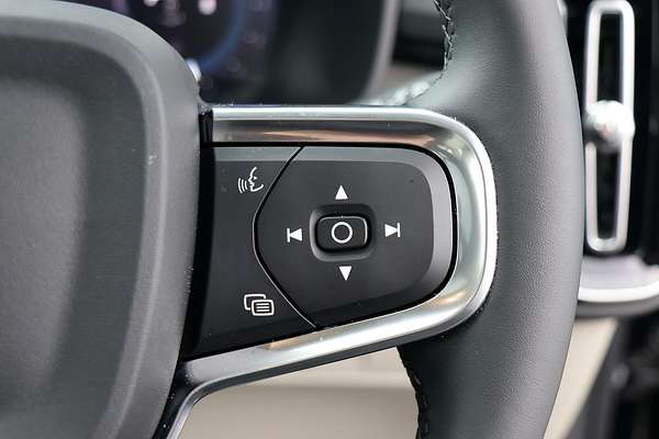 2024 Volvo XC40 Ultra B4 Dark