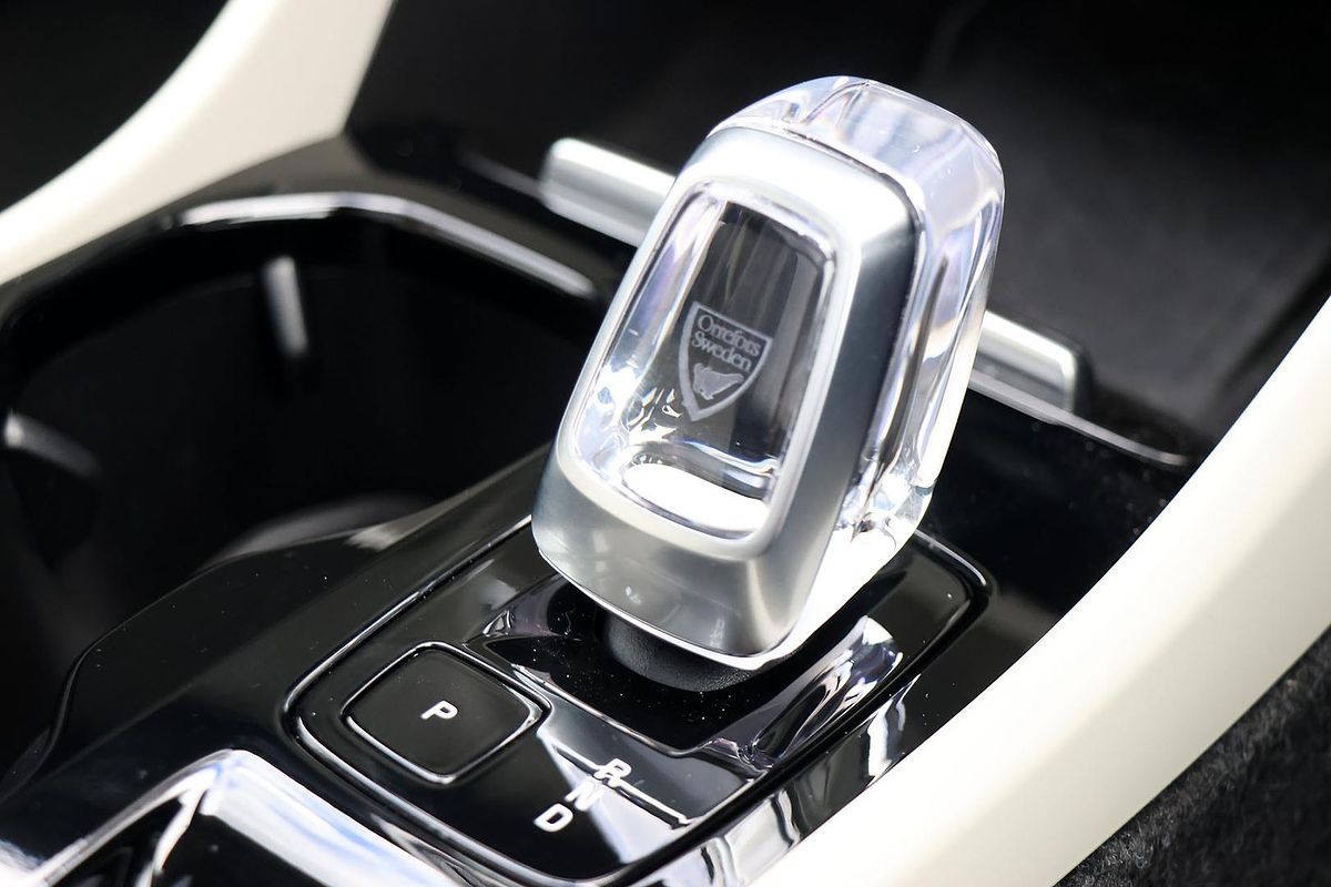 2024 Volvo XC40 Ultra B4 Dark