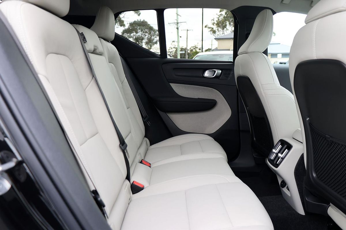 2024 Volvo XC40 Ultra B4 Dark