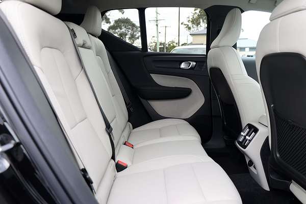 2024 Volvo XC40 Ultra B4 Dark