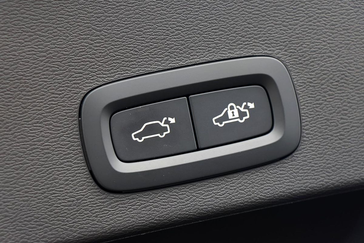 2024 Volvo XC40 Ultra B4 Dark