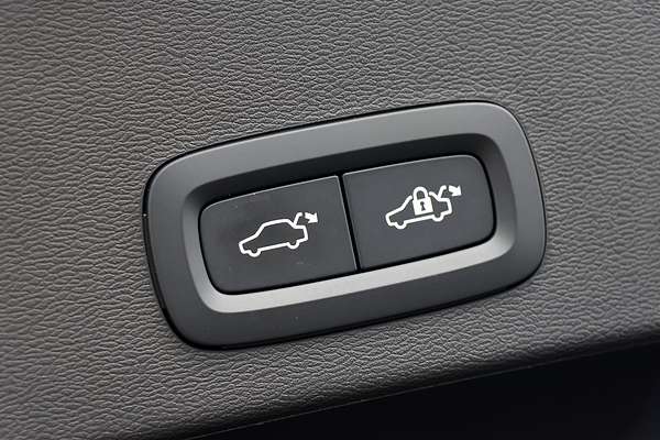 2024 Volvo XC40 Ultra B4 Dark