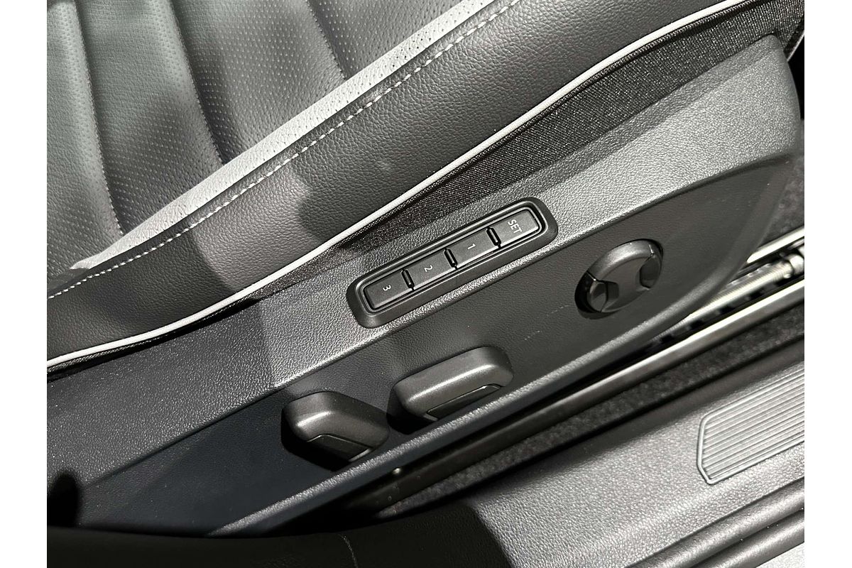 2025 Volkswagen Golf 110TSI R-Line 8.5