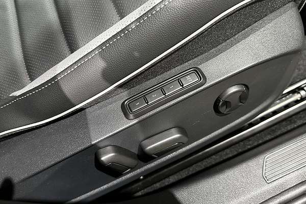 2025 Volkswagen Golf 110TSI R-Line 8.5