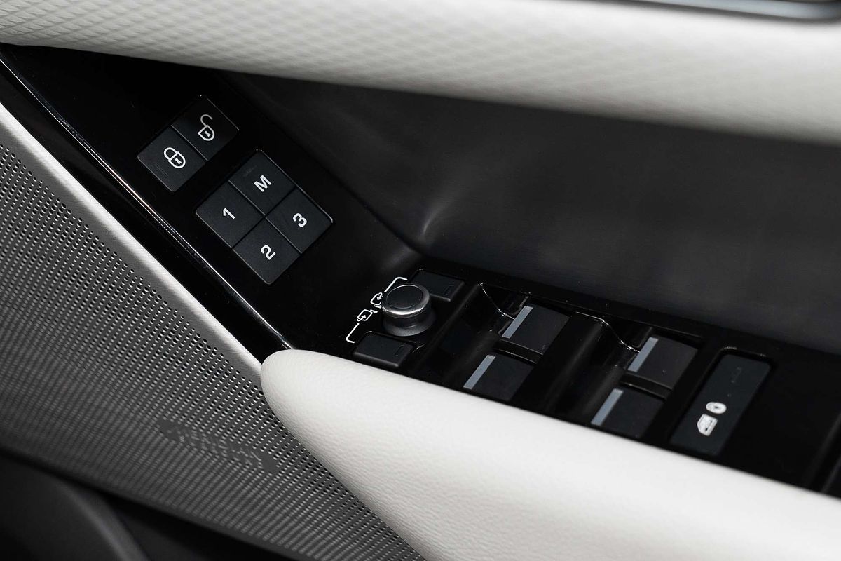 2018 Land Rover Range Rover Velar P250 R-Dynamic S L560