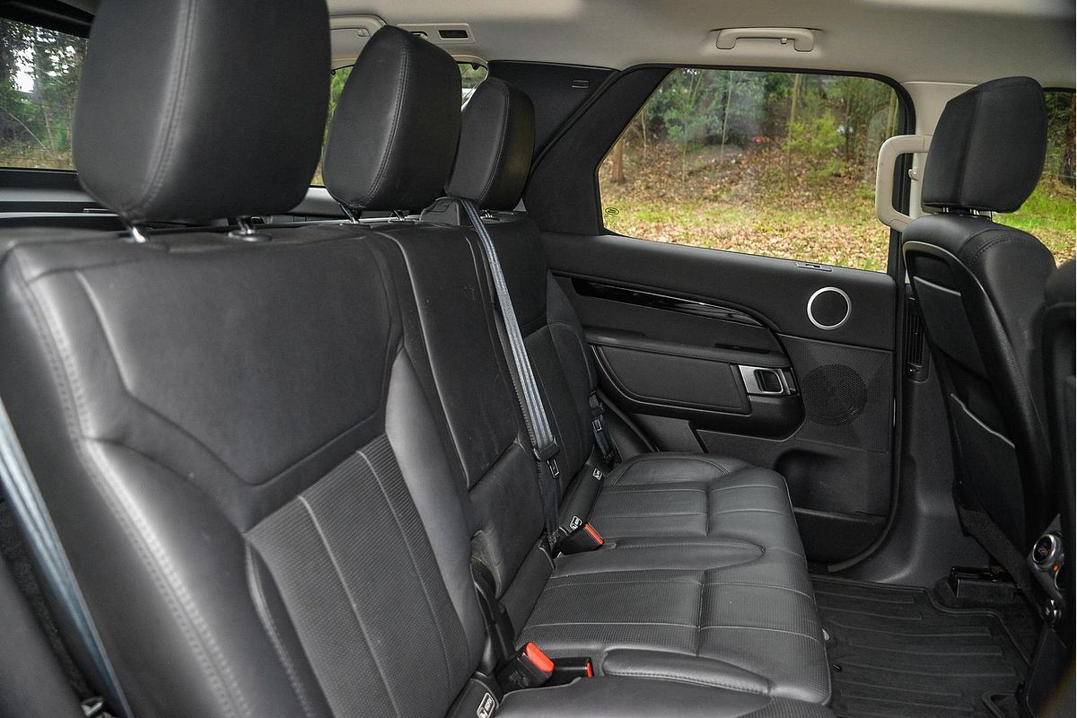 2020 Land Rover Discovery SD6 SE Series 5