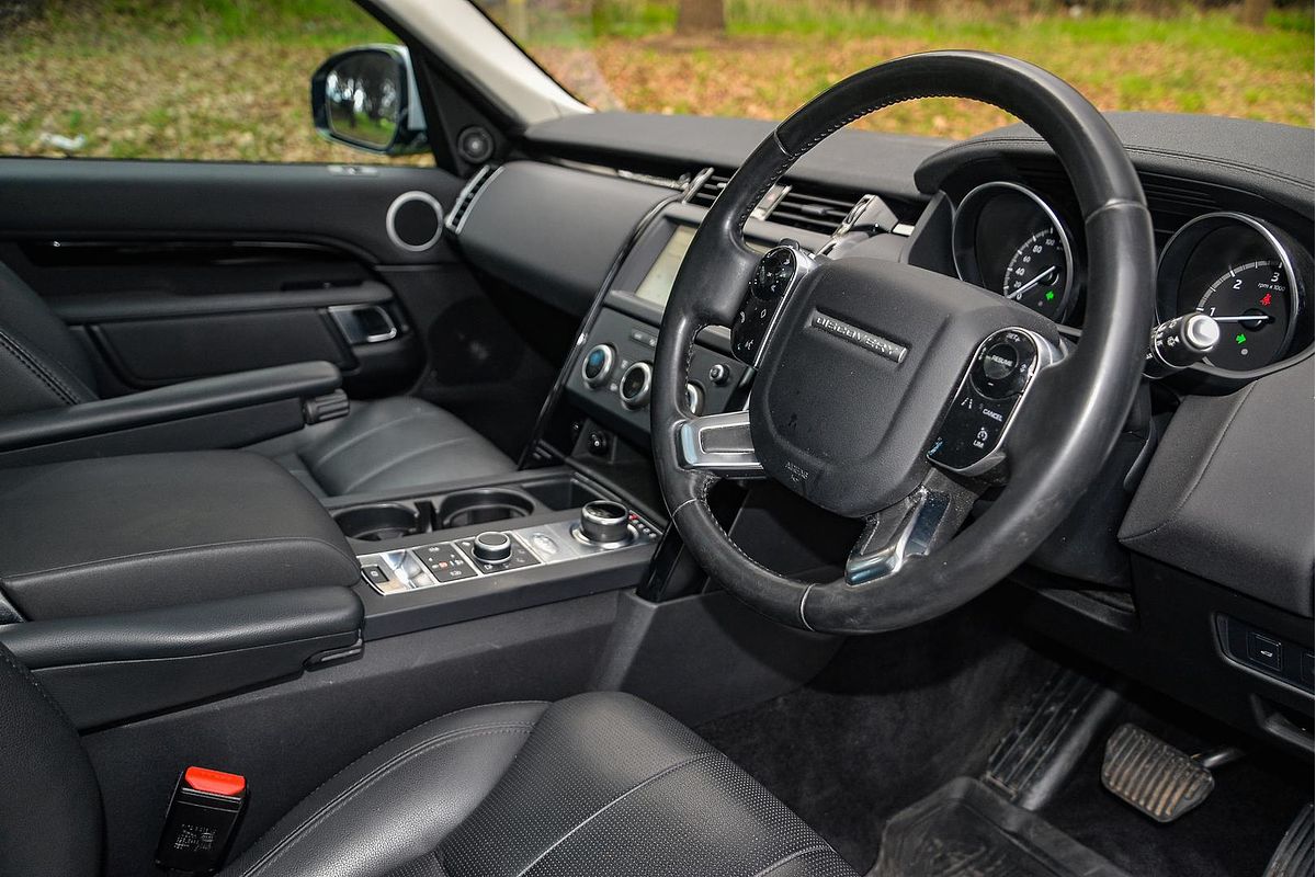 2020 Land Rover Discovery SD6 SE Series 5
