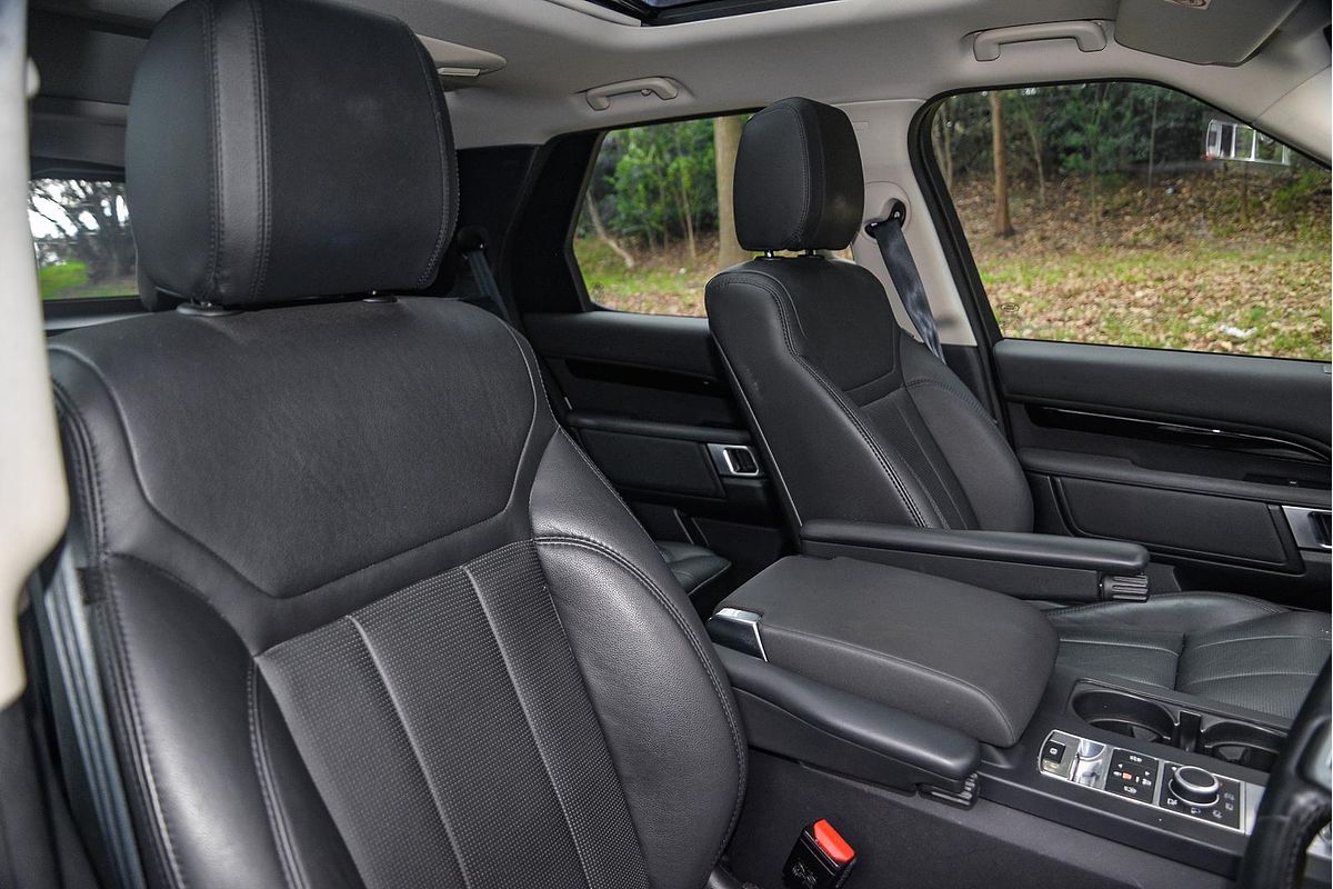 2020 Land Rover Discovery SD6 SE Series 5