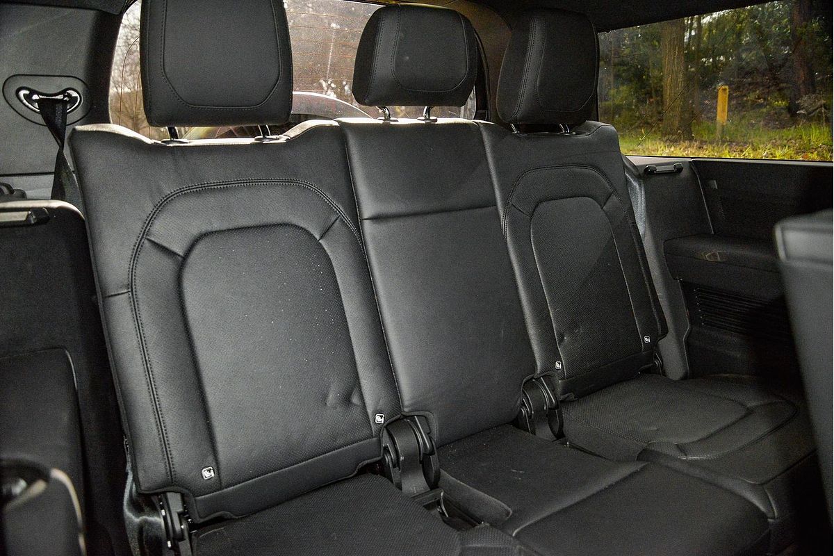 2023 Land Rover Defender 130 P400 SE L663