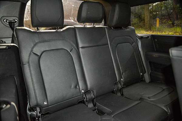2023 Land Rover Defender 130 P400 SE L663