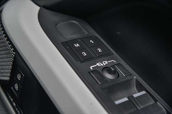 2023 Land Rover Defender 130 P400 SE L663