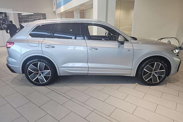 2025 Volkswagen Touareg 210TDI R-Line RC