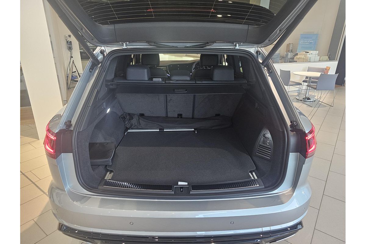 2025 Volkswagen Touareg 210TDI R-Line RC