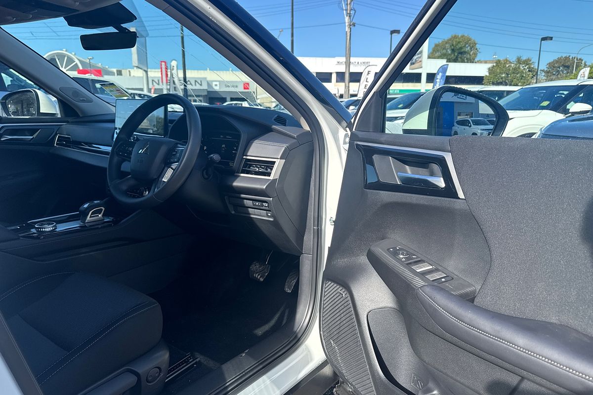 2025 Mitsubishi Outlander ES ZM